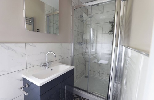 Wykeham Cottage | BEDALE VIEW LODGE, with hot tub in East Ayton