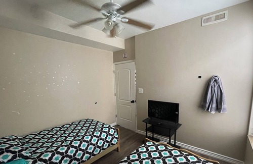 Avondale Apartment | Bedroom 2 Comfy Pvt - Shared BA - Living Room - Washer Dryer - Pet & Family Fr.