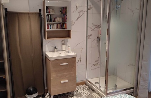 Argenteuil House | Bedroom with bathroom