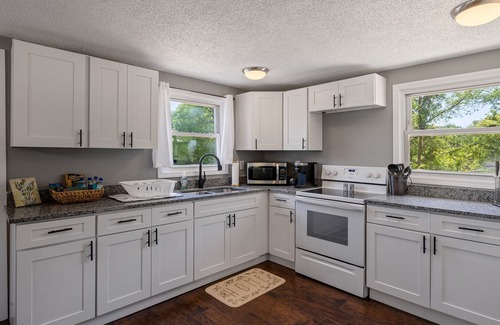 Belmont Historic District House | Bee Happy Home - Sweet Home in the Heart of Belmont