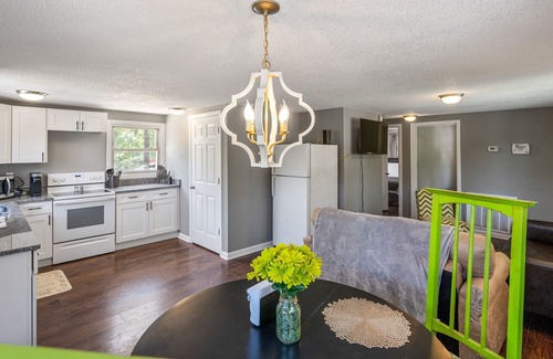 Belmont Historic District House | Bee Happy Home - Sweet Home in the Heart of Belmont