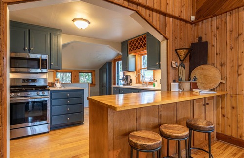 Banner Elk House | Beech Haven 6br 5ba with Huge Yard, Tennis Court, Creek & Pond, and Much More!