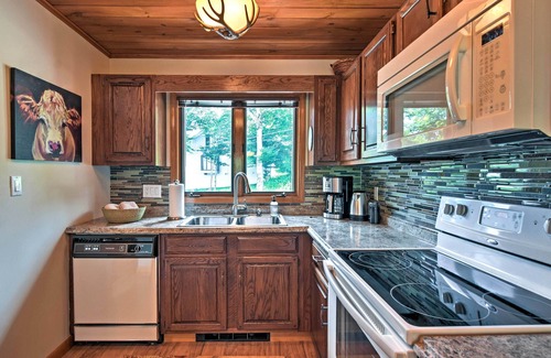 Beech Mountain Condo | Beech Mountain Condo w/Balcony, Walk to Resort!