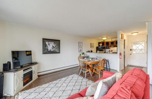 Beech Mountain Apartment | Beech Mountain Studio with Balcony Less Than 1 Mi to Skiing!