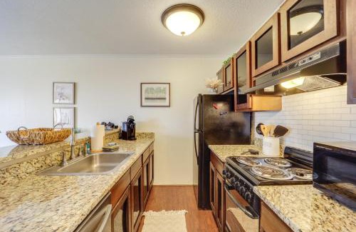 Beech Mountain Apartment | Beech Mountain Studio with Balcony Less Than 1 Mi to Skiing!