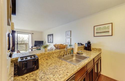 Beech Mountain Apartment | Beech Mountain Studio with Balcony Less Than 1 Mi to Skiing!