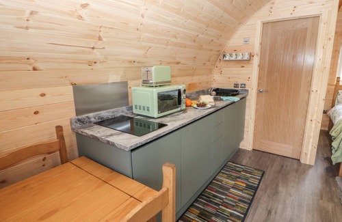 Newland Near Ulverston Cottage | BEECH, romantic, with hot tub in Ulverston