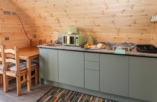 Newland Near Ulverston Cottage | BEECH, romantic, with hot tub in Ulverston