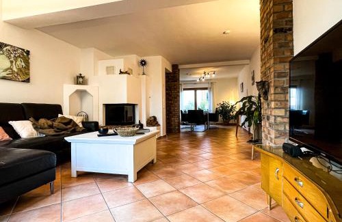 Roedermark Apartment | Behagliches Haus mit Kamin und romantischem Garten