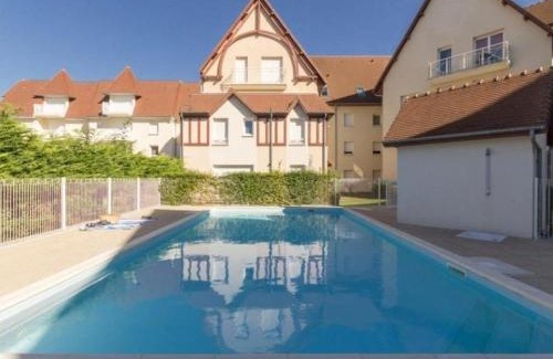 Merville-Franceville-Plage Apartment | Bel appartement central avec piscine chauffée, balcon et terrasse - 3 pièces, 70m², parking inclus - FR-1-465-9
