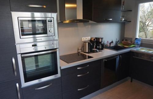 Merville-Franceville-Plage Apartment | Bel appartement central avec piscine chauffée, balcon et terrasse - 3 pièces, 70m², parking inclus - FR-1-465-9