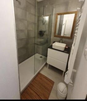 Le Penon Apartment | Bel appartement climatisé refait à neuf 100 m de l'océan et toutes commodités 3 e étage sans ascenseur