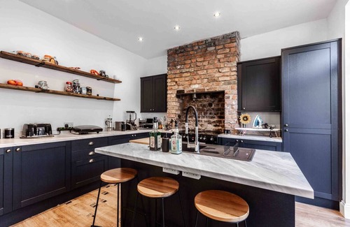 Liverpool House | Belgrave Rise | 2 Mins to Train | Patio | Parking