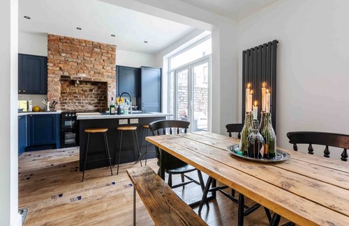 Liverpool House | Belgrave Rise | 2 Mins to Train | Patio | Parking