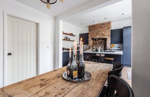 Liverpool House | Belgrave Rise | 2 Mins to Train | Patio | Parking