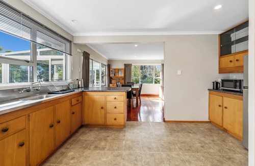 Oakura House | Bell Cottage - Oakura Holiday Home
