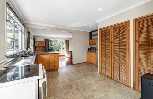 Oakura House | Bell Cottage - Oakura Holiday Home