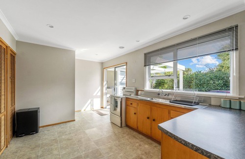 Oakura House | Bell Cottage - Oakura Holiday Home
