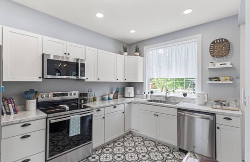 Lynchburg House | Bell House - Contemporary Comfort Near Wards Road with a Luxurious Hot Tub.