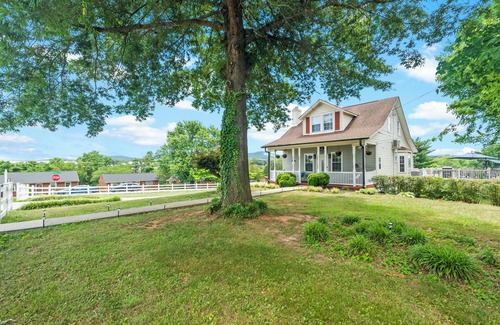Lynchburg House | Bell House - Contemporary Comfort Near Wards Road with a Luxurious Hot Tub.