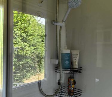 Five Oak Green Cabin | Bell Nook- Shepherd's hut with a spacious wood-fired hot tub