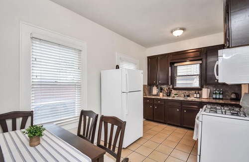 Greater East End House | Bell St Bungalow in EADO w/Patio+Parking