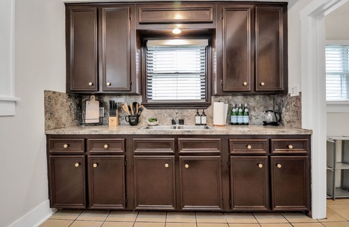 Greater East End House | Bell St Bungalow in EADO w/Patio+Parking