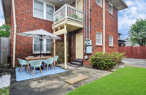 Greater East End House | Bell St Bungalow in EADO w/Patio+Parking