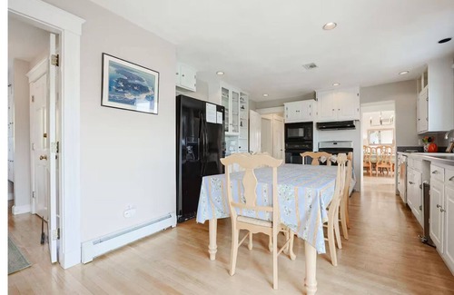 Gloucester House | Bell View: Private tennis court and an in-law