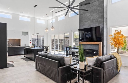 Hurricane House | Bella Casa ~ Exquisite Golf Oasis ~ Swimming Pool!