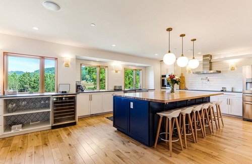 Newberg House | Bella Ridge ~ A Luxury 5 bedroom, family & dog-friendly, entertainers haven!