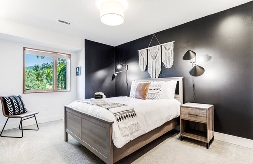 Newberg House | Bella Ridge ~ A Luxury 5 bedroom, family & dog-friendly, entertainers haven!