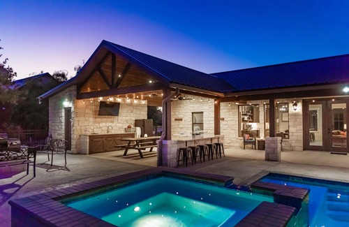 Sabinal House | Bella Vida Sleeps29, No Bunks HeatedPoolOpt QuietSubdiv FREEFrioAccess@ConcanVIP
