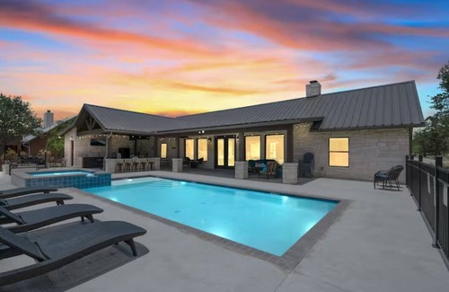 Sabinal House | Bella Vida Sleeps29, No Bunks HeatedPoolOpt QuietSubdiv FREEFrioAccess@ConcanVIP