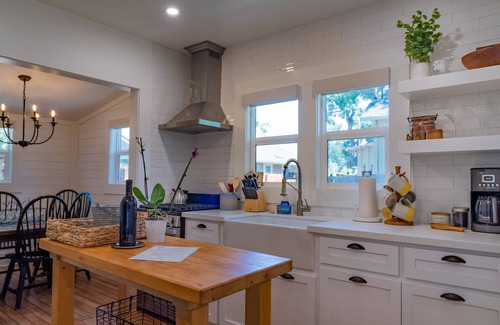 Paso Robles House | Bella Villa- Vine Cottages- Luxury Downtown Bungalow with Private hot tub!