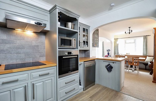 Ventnor House | Bella Vista - a bungalow that sleeps 4 guests in 2 bedrooms