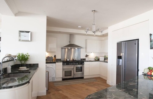 Littlehampton Apartment | Bella Vista is a Stunning Beachfront Apartment with 200 5 star reviews