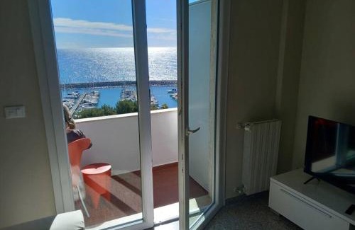 San Lorenzo al Mare Apartment | Bella vista sopra il porto!