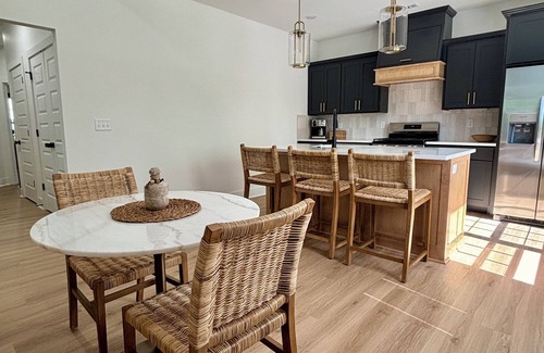 Bella Vista House | Bella Vista Trailside Retreat. Tunnelvision trail and Lake Windsor access