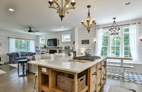 Blairsville Cabin | BELLA- VITA - Stunning Craftsman Farmhouse Mountain Home in gated community!