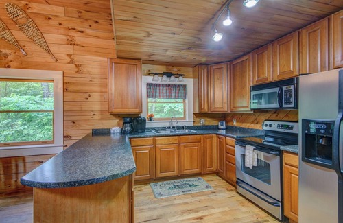 Fleetwood Cabin | Bella Woods Cabin - Privacy, Outdoor fireplace, Hot tub, game room on 14+ wooded acres
