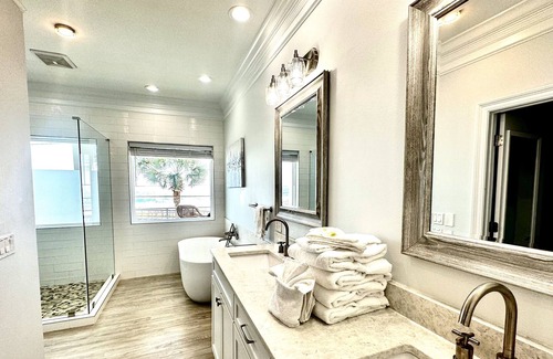 Avalon Beach Estates House | Bellagio | Heated Pool | Near Beach | $1200 in Free Attractions