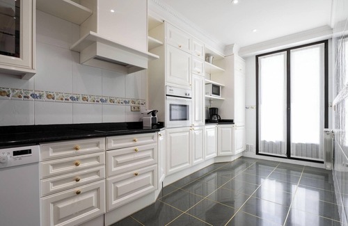 San Sebastian Centro Apartment | Belle Epoque on the Seafront. SPECIAL MEASURES