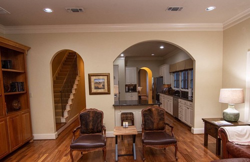 Fort Worth Cultural District House | "Belle Maison De Ville" Close to Downtown! Walkable to Dickie's Arena and Will Roger's Coliseum.