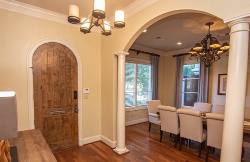 Fort Worth Cultural District House | "Belle Maison De Ville" Close to Downtown! Walkable to Dickie's Arena and Will Roger's Coliseum.