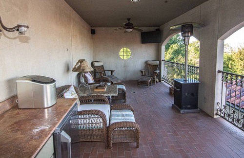 Fort Worth Cultural District House | "Belle Maison De Ville" Close to Downtown! Walkable to Dickie's Arena and Will Roger's Coliseum.