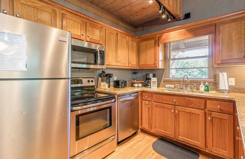 Helen Cabin | Belle of the Mountain, Panoramic Year Round Mountain View, Crow's Nest, Games