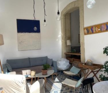 La Lironde Bed & Breakfast | Belle suite au coeur de ville ,petit déjeuner, jardin et bassin