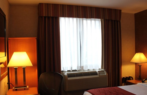 Queens Hotel | Bellerose Inn