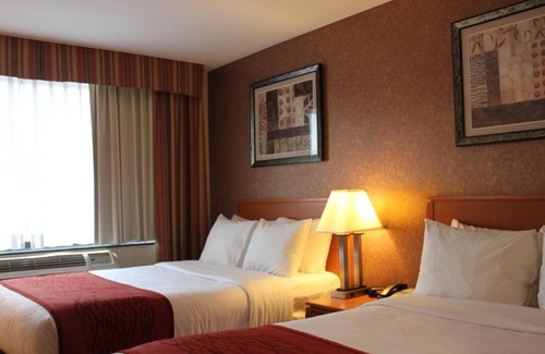 Queens Hotel | Bellerose Inn